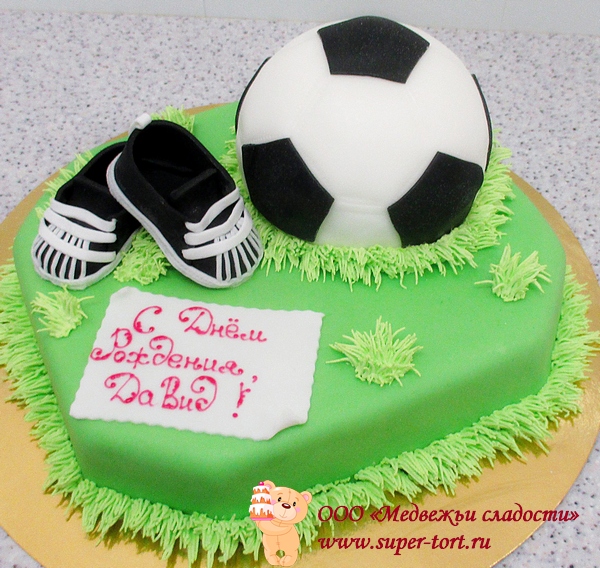 Торт с футбольным мячом и кедами
